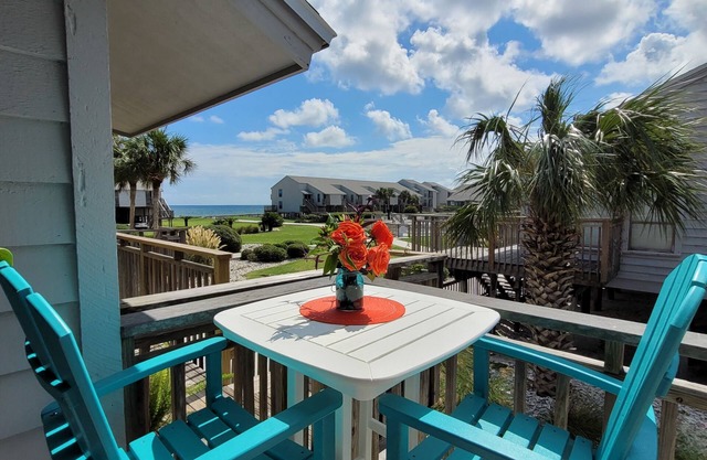 20% OFF FALL! Gulf views, community pool, 60 seconds to the beach!