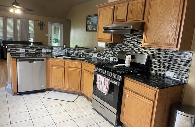 2000 SqFt house in awesome Neighborhood with AC, fitness room, WiFi