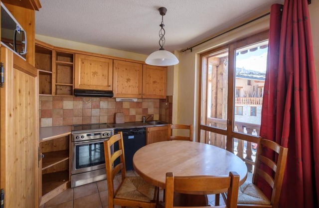 200m from ski slopes, fitness, swimming pool, sauna, hammam, balcony, tv, ski locker, 35m²
