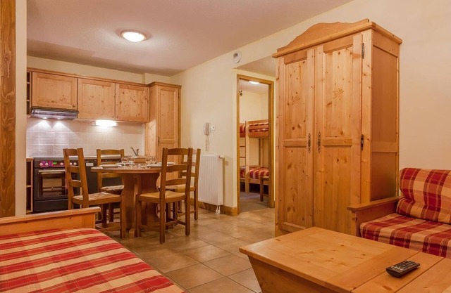 200m from ski slopes, fitness, swimming pool, sauna, hammam, balcony, tv, ski locker, 43m²