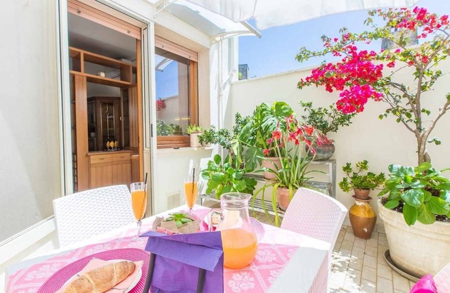 200m historical center, private patio, ac, 8'drive to the beaches.