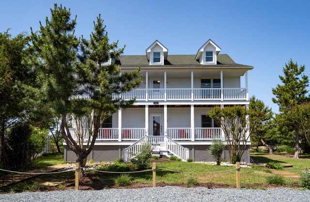 206 Massachusetts - NEWLY LISTED! Renovated in 2022. Amazing location!