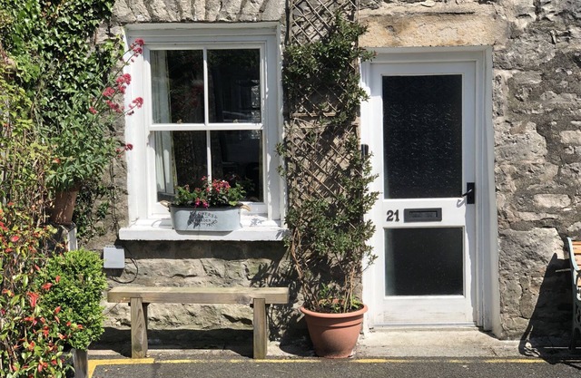 21 ENTRY LANE, pet friendly, character holiday cottage in Kendal