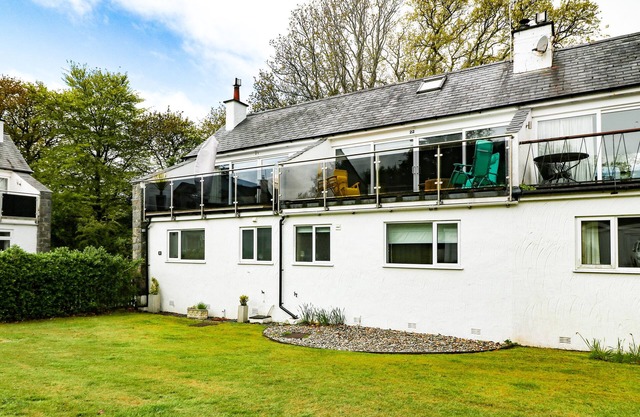 22 GLYN Y MOR, pet friendly, country holiday cottage in Llanbedrog