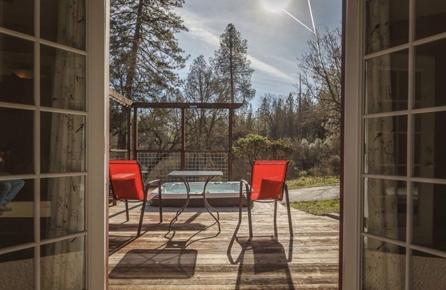 22 Miles to Yosemite - Hot Tub, Hammocks, Fire Pit, Six Private Acres