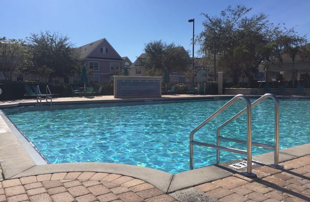 25 minutes to Disney World! Family-sized townhouse