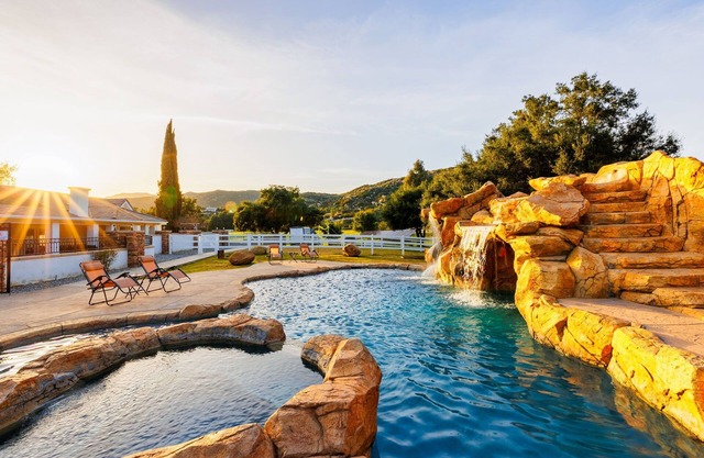 25% Off Oct 16-19! Amazing Pool, Hot Tub, V-Ball