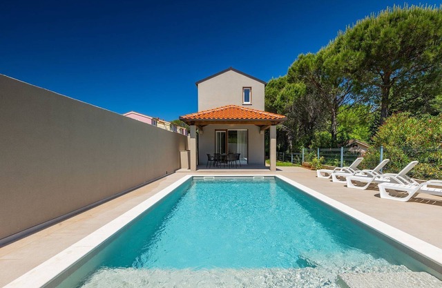 250 metres to the beach with private pool, BBQ, air conditioning