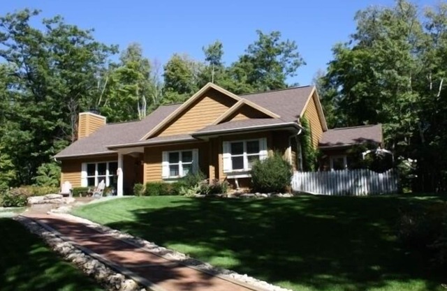 2500 sq ft open floor plan short walk to water!