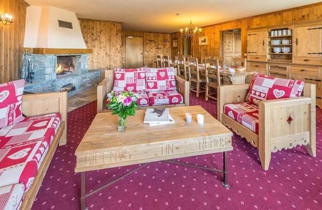 250m from ski slopes, fitness, swimming pool, sauna, fireplace or stove, tv, ski locker, 130m²