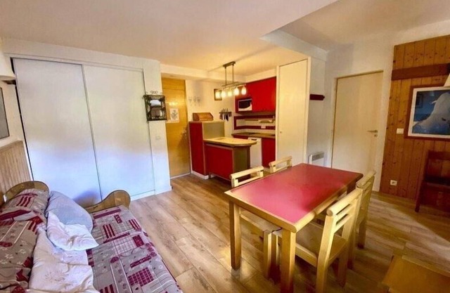 250m from ski slopes, 1st floor, view ski slopes, swimming pool, balcony, tv, ski locker, 43m²