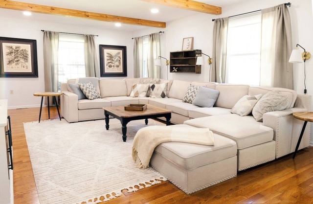 26 Lakewood · Large 5br Saratoga Home, within a mile of track.