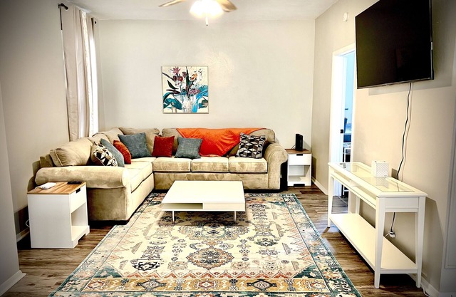 2700 square foot-4 Bedroom Home with Free parking