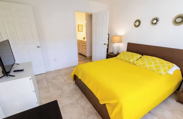 270B - Boca Retreat w/Pool, Parking, Near Evert Tennis & Shops