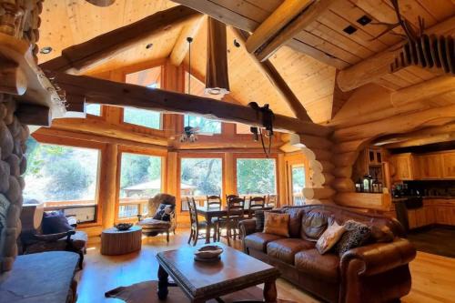 275B Charming Getaway with Hot tub