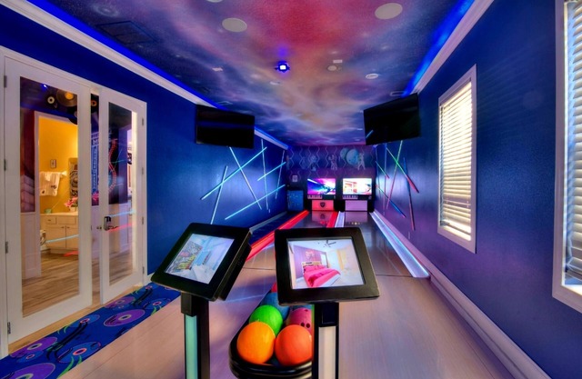 28 Bedrooms, America & Music Bowling, SIDE BY SIDE, Sleep 80