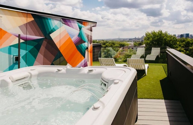 2800 · ✨DOWNTOWN MANSION ROOFTOP HOT TUB ELEVATOR THEATRE