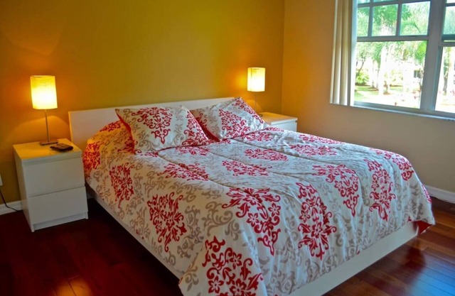 280D - Boca Retreat w/Pool, Parking, Near Evert Tennis & Shops