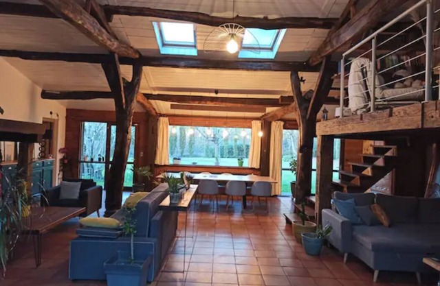 290m2 building with covered swimming pool 30min from the beaches