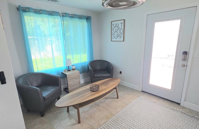 2B/2B less than 10 minutes from the beach - Newly Remodeled Home