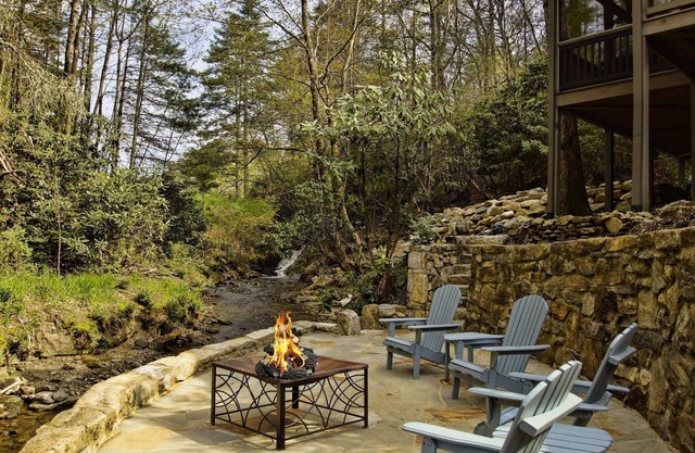 2Bd/1Ba ,opt'l +1Bd/1Ba, stream/waterfall/firepit, in Cashiers. Pet Friendly,