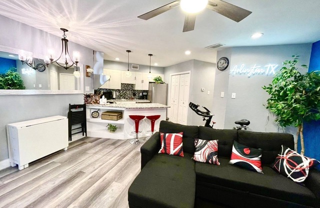 2Bd/2Ba condo 2mi to AT&T Stadium, 6Flags, TX Rangers