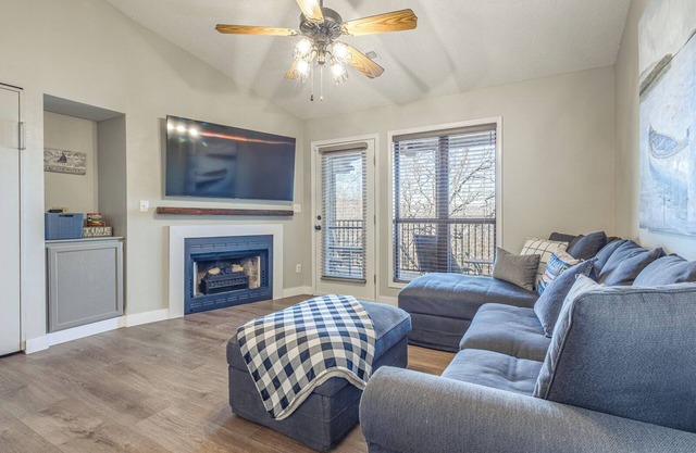 2bd/2ba, lakefront Condo, sleeps 8. Ticket DEALS and Resort Perks! Rentable Boat Slips