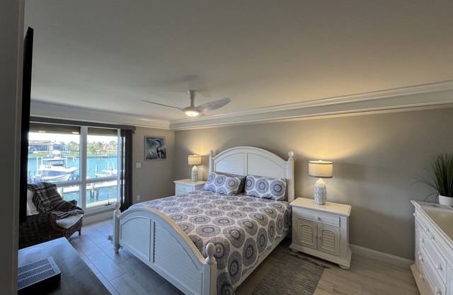 2bd 2ba Waterfront condo. Pool. Gym. Quiet community 10min from everything