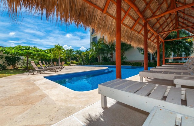 2BD Ocean-view Condo in Flamingo With Pool