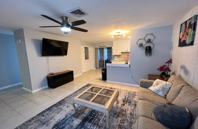 2bdr, 5 min walk to Warm Mineral Springs