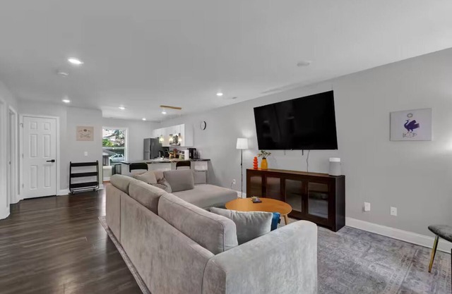 2BR/1.5BA Apt Pets OK, Laundry, Near Univ & Mosaic
