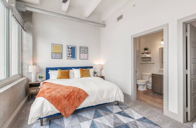 2BR 2BA Highrise | 1 King and 1 Queen Bed| Downtown ATL
