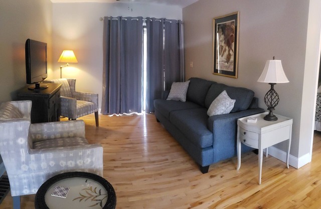 2BR/2BA home close to Asheville, Hendersonville, minutes to Airport and Ag Cntr