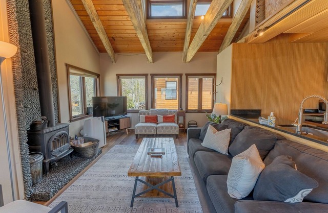 2BR 2BA In Town, Walkable, Pet-Friendly, Fireplace, Views!