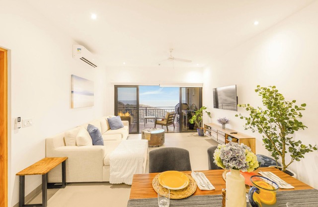 2BR/2BA Oceanfront Lux Surf Condo in Los Cerritos w/Pool, Gym, Hot Tub, Sauna