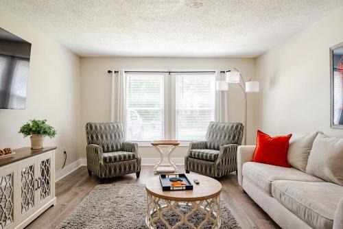 2BR 2BA Renovated Condo under 1 mile to Toomers