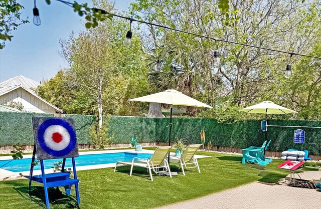 2BR/2BTH w/Private Pool, Riverwalk, Downtown