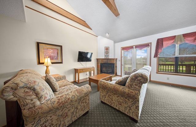 2BR Adventure Hub Near Lake Tansi