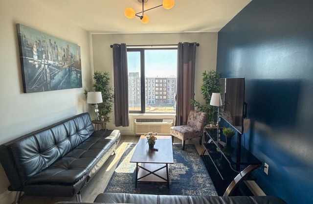 2BR apt next to EWR 6579