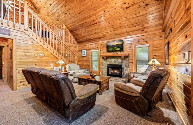 2BR Cabin w/Lake Access*Hot Tub*Game Room*Pets!