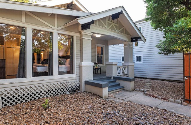 2BR City Serenity! A Cozy Montrose Private Home