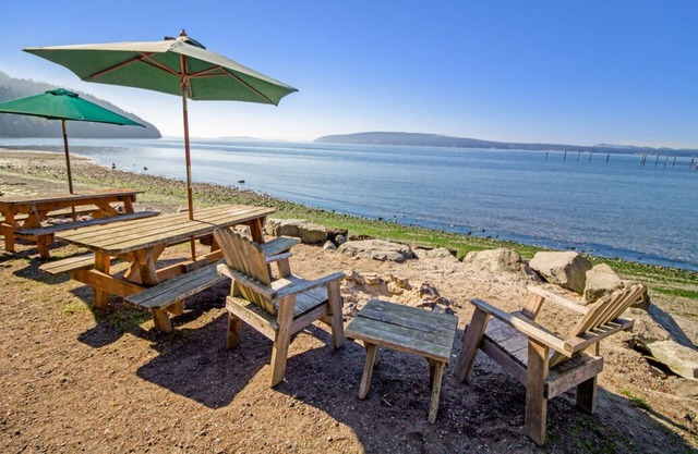 2BR Deluxe Beachfront Cabin on walk-out west-facing beach!