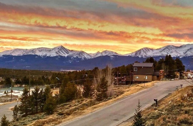 2BR Epic Mountain View - Pet Friendly