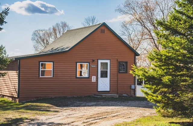 2BR Lakefront Cabin w/Private Launch & Dock
