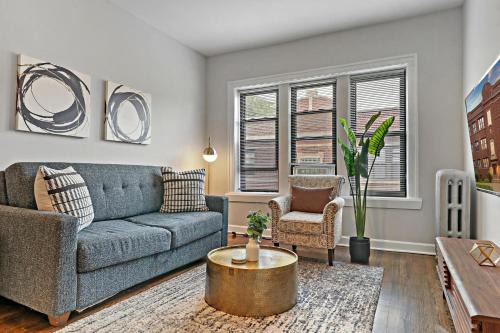 2BR Lively & Chic Apartment close to Shops - Touhy 3S