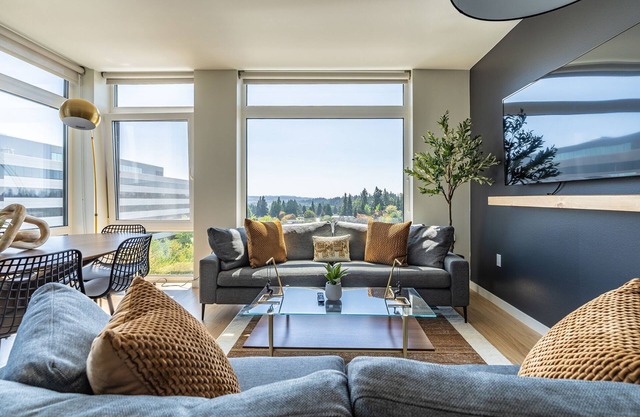 2BR | Lounge, Rooftop, Gym | Bellevue | Sophari C