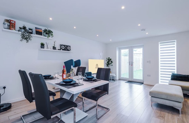 2BR Luxe Getaway in Salford W/WiFi, PS5, Parking