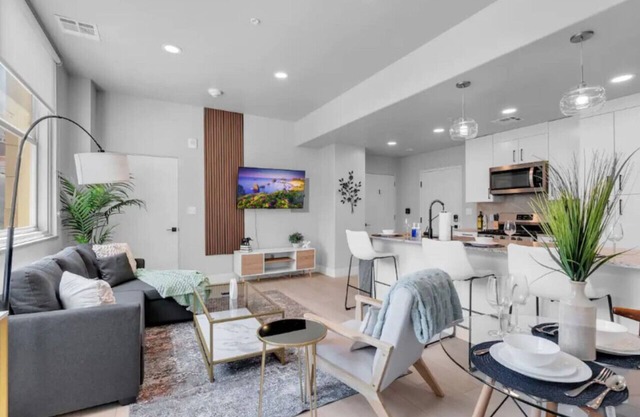 2BR Near BOK Center - Gym, Lounge, Balcony, Pet OK