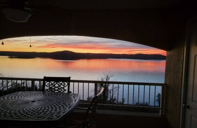 2BR Penthouse Condo - Beautifully Renovated - Spectacular Lake View