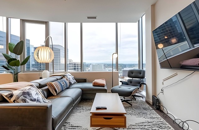 2BR Penthouse | Gym, Pool | Bellevue | Sophari A